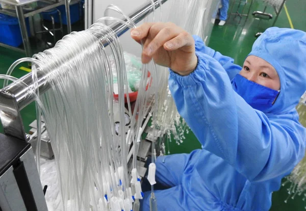 File Trabajador Chino Fabrica Equipos Médicos Una Fábrica Ciudad Lianyungang —  Fotos de Stock