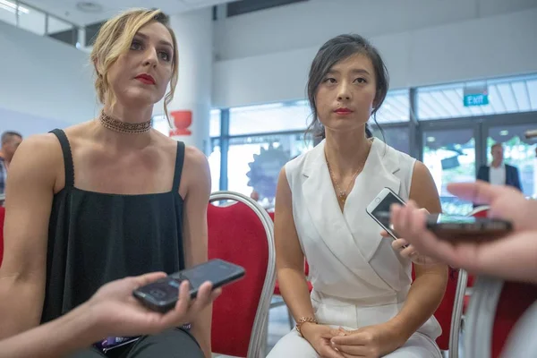 ダブルス パートナー白で中国の徐 Yifan とカナダのガブリエラ Dabrowski 2018 シンガポールでは 2018 Wta の決勝前に記者会見に出席します — ストック写真