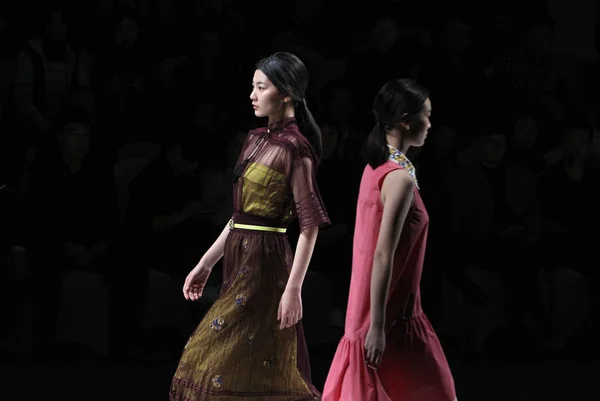 Los Modelos Exhiben Nuevas Creaciones Desfile Moda Honrn Tang Guanyi —  Fotos de Stock