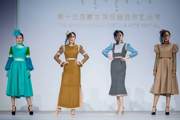 Modellek Kijelző Mongol Népviselet Alkotásai Alatt Mongol Jelmez Művészeti Fesztivál — Stock Fotó
