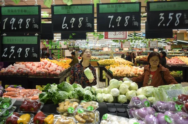Customers Shop Vegetables Supermarket Hangzhou City East China Zhejiang Province — стоковое фото