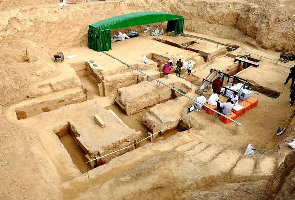 Arqueólogos Chinos Descubren Artículos Bronce Complejo Tumbas Que Data Del — Foto de Stock