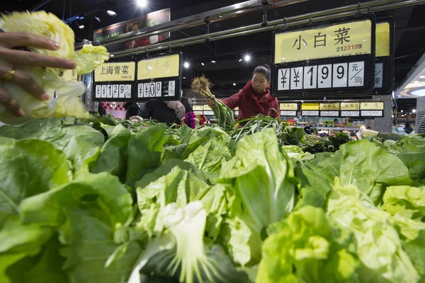 Customers Shop Vegetables Supermarket Nantong City East China Jiangsu Province — Stock Photo, Image