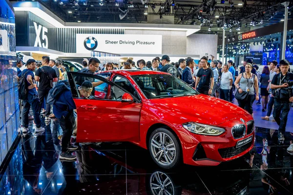 Menschen Besuchen Den Stand Von Bmw Während Der Internationalen Automobilausstellung — Stockfoto