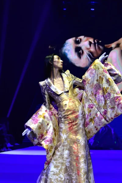 Model Displays New Creation Haute Douture Fashion Show Silk Road — 스톡 사진