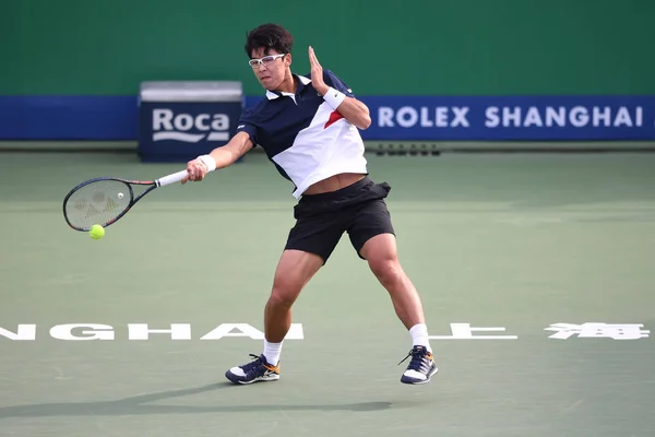 南朝鮮のチョン ヒョンが 2018 上海市にロレックス上海マスターズ 2018 テニスのトーナメント中にショットをポーランドのヒューバート Hurkacz に男子シングルスの彼らの第二ラウンドの試合で返します — ストック写真