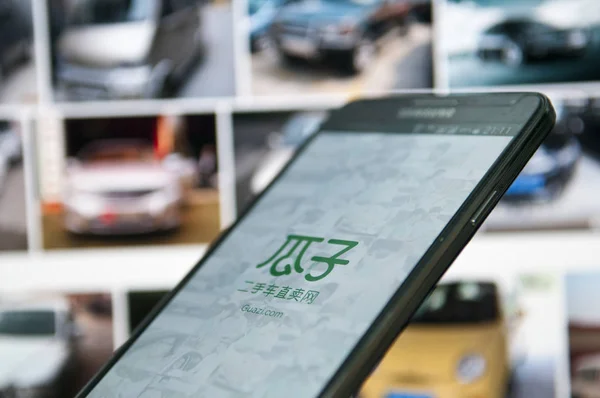 Ein Chinesischer Handynutzer Nutzt Die App Von Chinas Größter Gebrauchtwagenhandelsplattform — Stockfoto