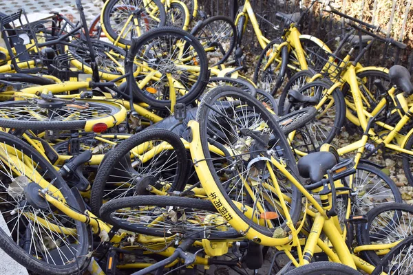 Fahrräder Des Chinesischen Fahrradverleihdienstes Ofo Stapeln Sich Auf Einer Straße — Stockfoto