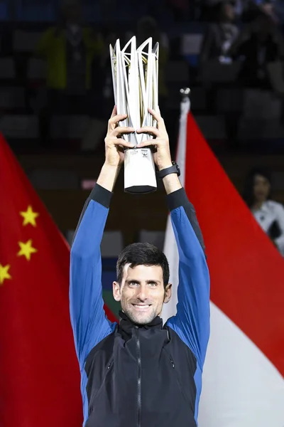 Novak Djokovic Sérvia Segura Seu Troféu Campeão Depois Derrotar Borna — Fotografia de Stock