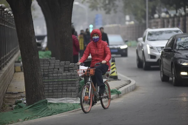 Ciclista Que Usa Mascarilla Facial Contra Contaminación Del Aire Monta — Foto de Stock