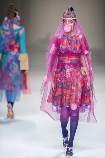 Модель Демонстрирует Новое Творение Модном Показе Leaf Xia Время Шанхайской — стоковое фото