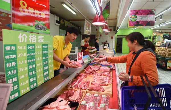 Customer Shops Meat Supermarket Hangzhou City East China Zhejiang Province — Stock Photo, Image