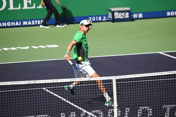 オーストラリアのマシュー Ebden 2018 上海でロレックス上海マスターズ 2018 テニスのトーナメント中に男子シングルスの彼らの最初のラウンドの試合でアメリカ合衆国のフランシス Tiafoe へのショットを返します — ストック写真