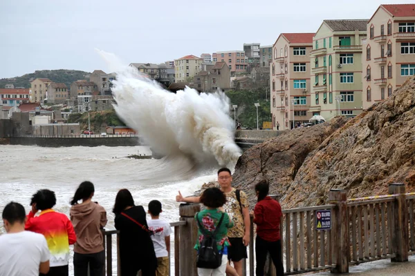 Chinesische Touristen Beobachten Gezeitenbohrungen Die Durch Den Starken Wind Des — Stockfoto