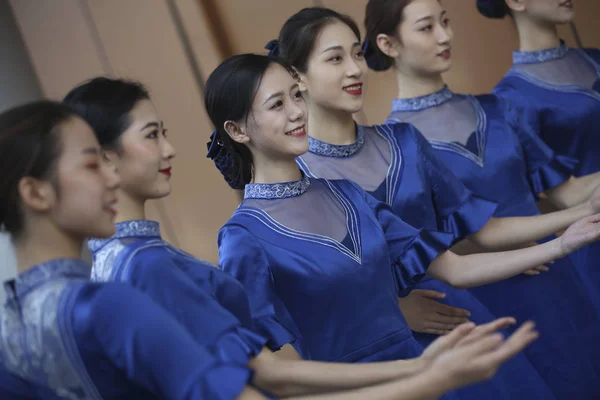 Volontari Cinesi Che Indossano Cheongsam Qipao Posano Foto Vista Della — Foto Stock