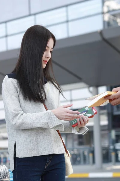 Chinese Singer Actress Jingyi Arrives Shanghai Hongqiao International Airport Shanghai — Stock Photo, Image