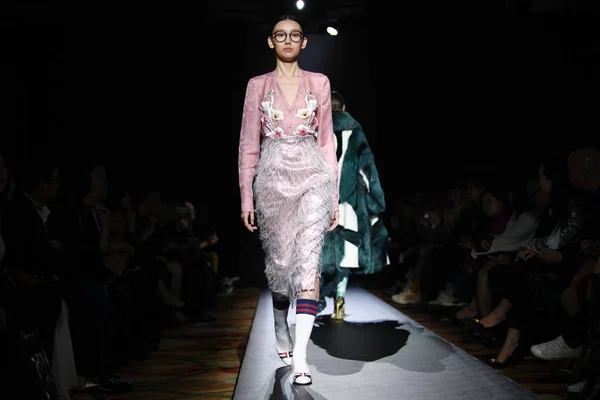 Mannequin Présente Une Nouvelle Création Défilé Mode Jefen Lors Fashion — Photo