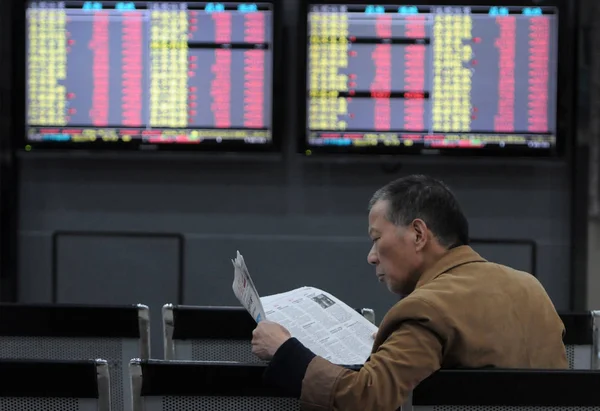 中国东部江西省九江市一家股票经纪公司的股价 价格上涨为红色 价格下跌为绿色 — 图库照片