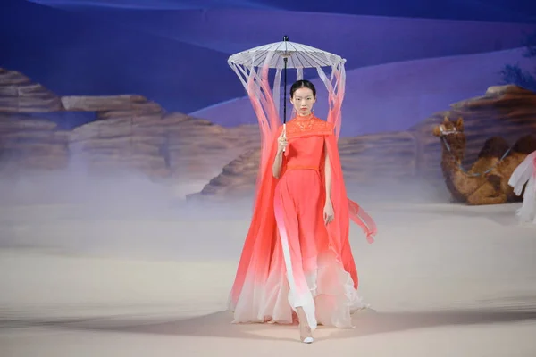 Модель Демонстрирует Новое Творение Показе Мод Heaven Gaia Xiong Ying — стоковое фото