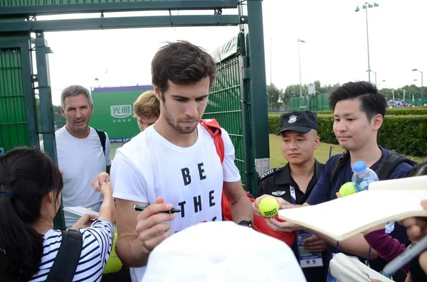 Der Russische Tennisspieler Karen Chatschanow Ist Nach Einer Trainingseinheit Zur — Stockfoto