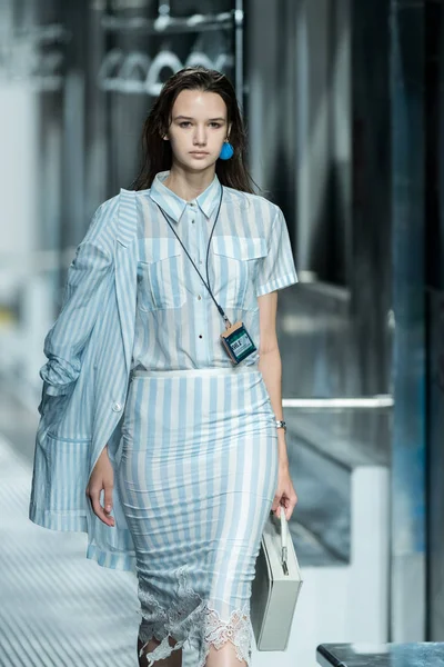 Model Displays New Creation Fashion Show Youwei Shanghai Fashion Week — Stock Photo, Image