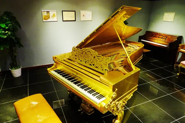 2017年6月17日 位于中国中部湖北省武汉市的武汉秦泰钢琴博物馆展出了美德高端钢琴制造商斯坦威之子钢琴 — 图库照片