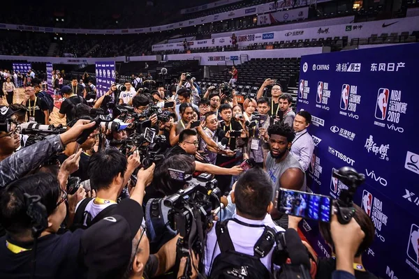 フィラデルフィア Ers のジョエル Embiid 深圳市 中国南部の広東省 2018 Nba の中国のゲームの深セン一致準備でトレーニングした後のインタビューを受け取る — ストック写真