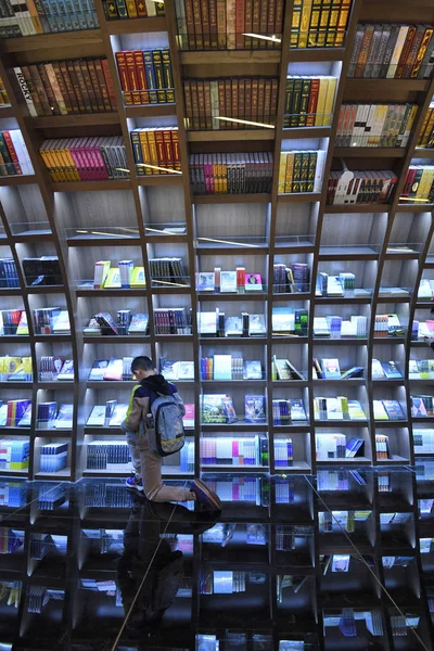 Zákazníci Čtou Knihy Knihkupectví Zhongshuge Inspirovaných Místními Obyvateli Důsledku Unikátní — Stock fotografie