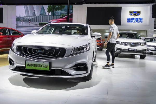 Gente Visita Stand Geely Durante Shanghai Pudong International Automotive Exhibition — Foto de Stock