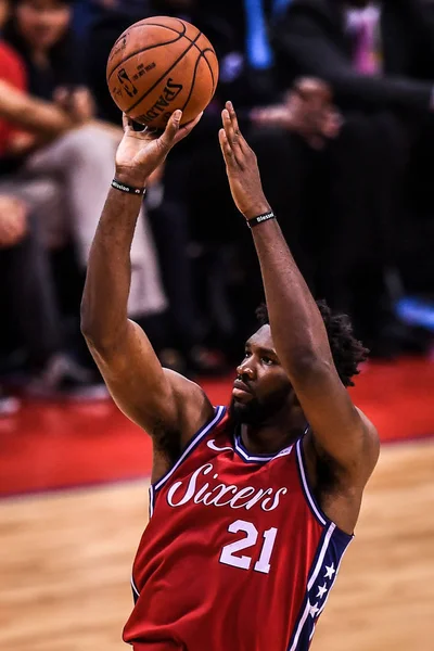 フィラデルフィア Ers のジョエル Embiid はダラス マーベリックスに対して Nba 中国ゲーム 2018 日中国南部の広東省深セン市の深セン試合中に撮影します — ストック写真