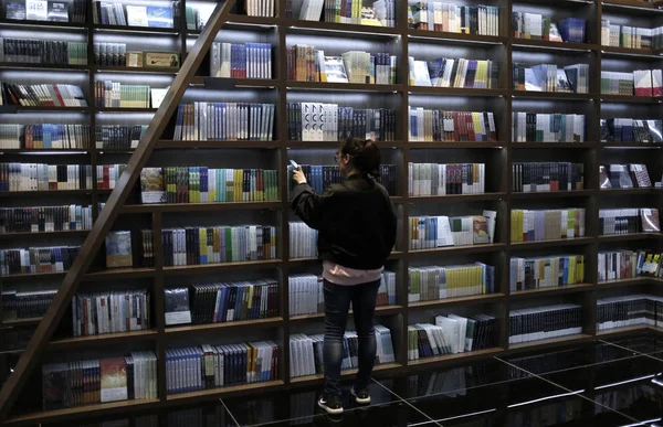 Klanten Lezen Boeken Bij Boekhandel Zhongshuge Geïnspireerd Door Lokale Bewoners — Stockfoto