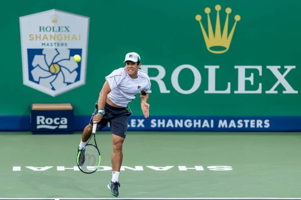 アメリカ合衆国のマッケンジー マクドナルドが 2018 上海でロレックス上海マスターズ 2018 テニスのトーナメント中にショットをカナダのミロス島の Raonic に男子シングルスの彼らの最初のラウンドの試合で返します — ストック写真