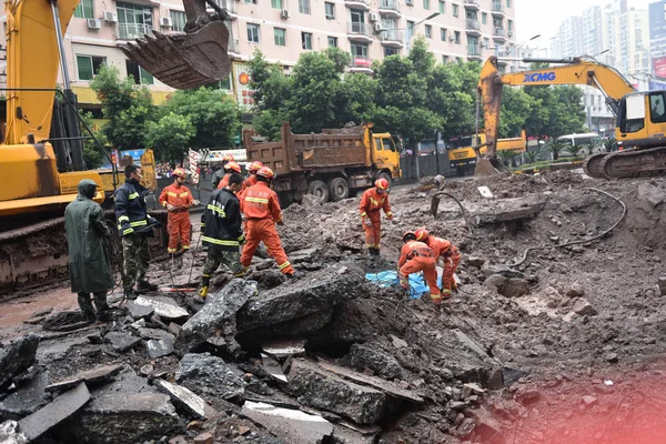 Chinese Redders Zoeken Naar Slachtoffers Overlevenden Het Ongeval Site Waar — Stockfoto