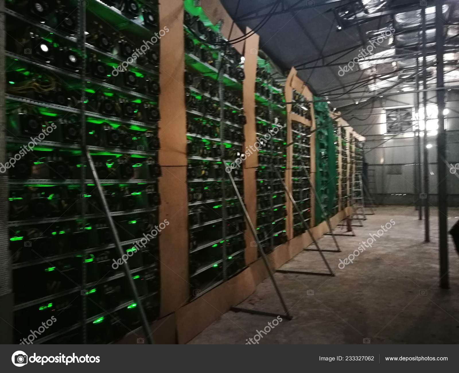 Bictoin Mining Maschinen Laufen Auf Einer Bitcoin Farm Autonomen Bezirk Redaktionelles Stockfoto C Chinaimages 233327062