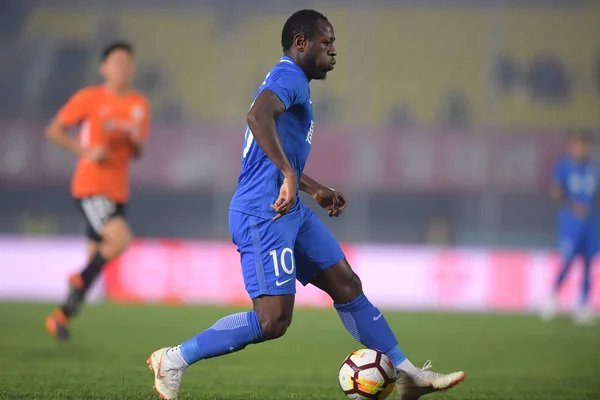 Jogador Futebol Camaronês Christian Bassogog Henan Jianye Dribla Contra Beijing — Fotografia de Stock