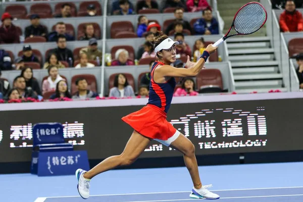 0月6日 在中国北京举行的 8年中国网球公开赛上 丹麦选手卡洛琳 沃兹尼亚奇在女单半决赛中 向他们回球 — 图库照片