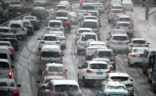 Les Voitures Roulent Lentement Sur Une Route Enneigée Dans Ville — Photo