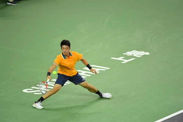中国の呉 Yibing 2018 上海でロレックス上海マスターズ 2018 テニス トーナメント中の 男子シングルスの試合後に日本の錦織圭にショットを返します — ストック写真