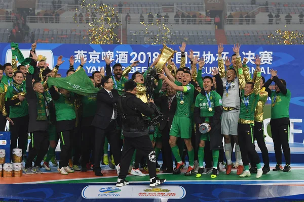 Spelare Beijing Sinobo Guoan Håll Pokalen Att Fira Efter Att — Stockfoto