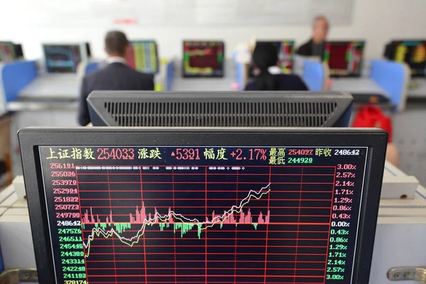 2018年10月19日 中国東部安寧省福陽市の株式仲介会社で上海総合指数を表示する画面が見られる — ストック写真