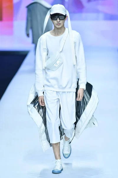 Een Model Toont Een Nieuwe Creatie Fashion Show Van Shengze — Stockfoto