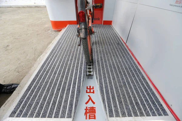 Ein Fahrrad Des Chinesischen Fahrradverleihdienstes Mobike Wird Von Einem Gepäckträger — Stockfoto