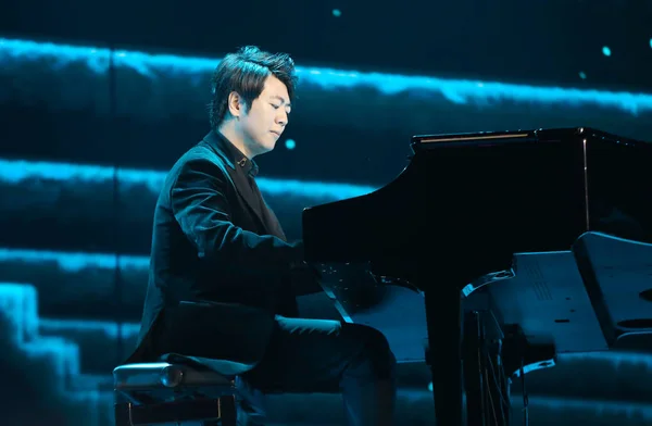 Китайський Піаніст Lang Lang Виконує Під Час Гала Tmall Глобальних — стокове фото