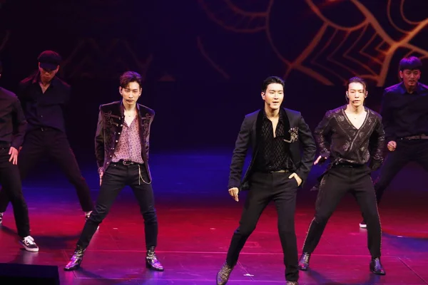 Miembros Del Grupo Chicos Surcoreanos Super Junior Presentan Escaparate Nuevo —  Fotos de Stock