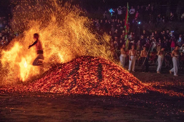 Aldeão Caminha Através Queima Carvão Enquanto Participa Ritual Tradicional Lianhuo — Fotografia de Stock