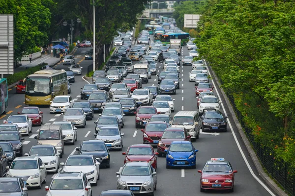 Massas Veículos Movem Lentamente Uma Estrada Engarrafamento Cidade Shenzhen Província — Fotografia de Stock