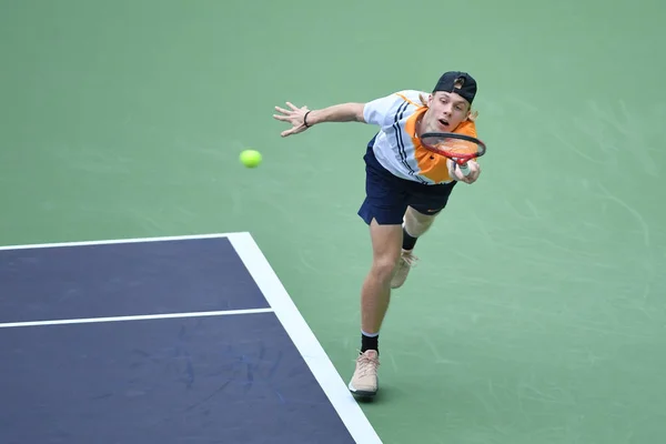 Denis Shapovalov Kanada Returnerar Ett Skott Till Nikoloz Basilashvili Georgien — Stockfoto