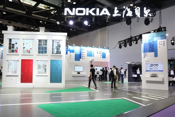 Pessoas Visitam Estande Nokia Durante Uma Exposição Xangai China Setembro — Fotografia de Stock