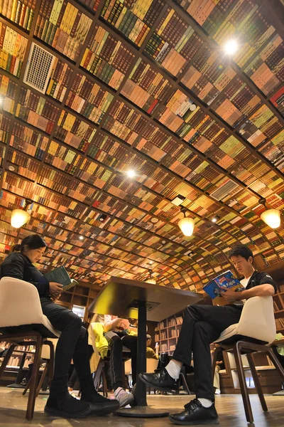Klienci Czytają Książki Księgarni Zhongshuge Inspirowane Przez Miejscowych Mieszkańców Względu — Zdjęcie stockowe