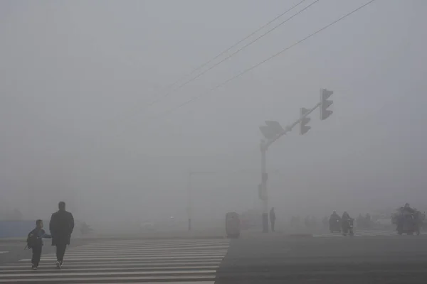 大気汚染に対してフェイスマスクを着用した歩行者が 中国北部の河北省半安市の大きなスモッグの通りを歩く 2018年11月13日 — ストック写真